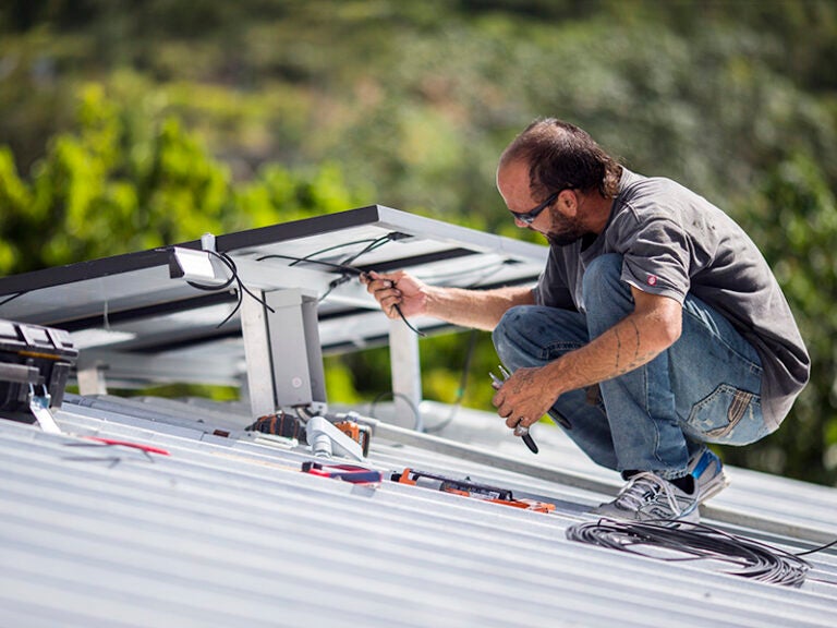 技术员2018年7月在波多黎各Adjantas家安装太阳能系统